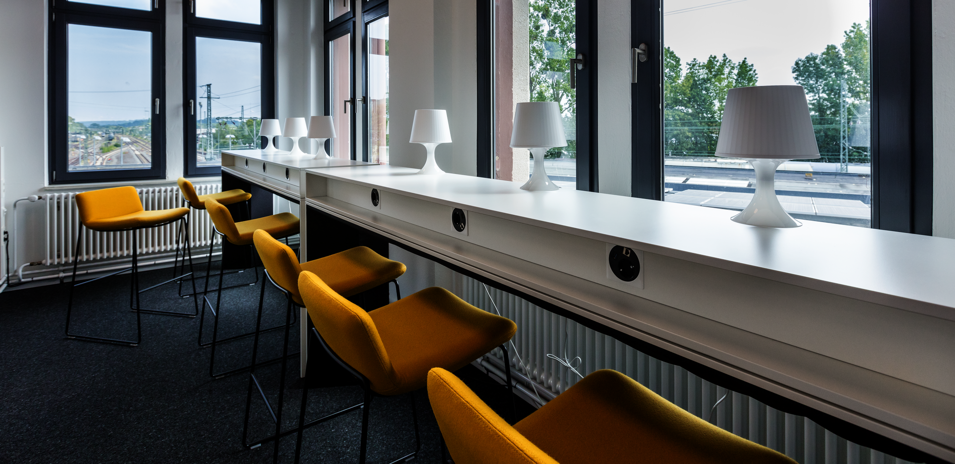 WINEA PLUS Sitz und Stehtisch mit Ausblick