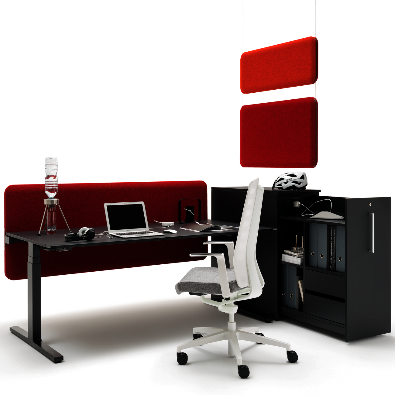 WINEA MAXX Apothekerschrank mit viel Platz für individuellem arbeitsplatznahem Stauraum, hier mit einem WINEA FLOW Schreibtisch und einer WINEA SONIC Hintertischwand