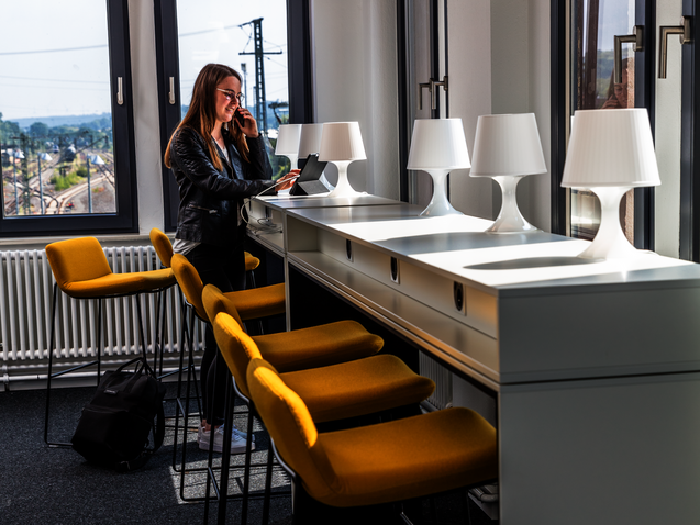 WINEA PLUS Sitz und Stehtisch