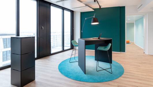 WINEA PLUS Stehtisch Freistehend auf rundem Teppich