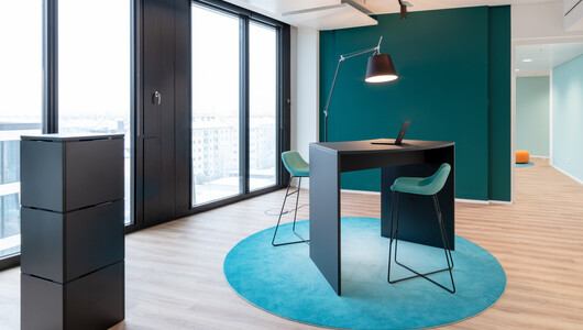 WINEA PLUS Stehtisch Freistehend auf rundem Teppich