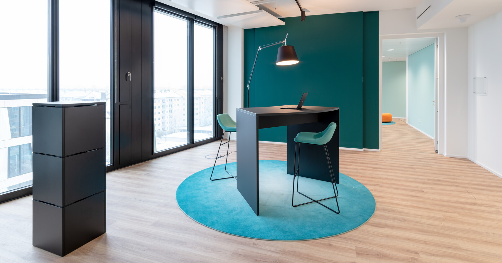 WINEA PLUS Stehtisch Freistehend auf rundem Teppich