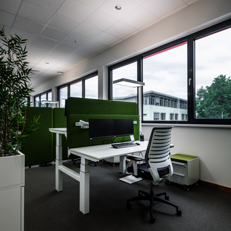 WINI WINEA ECO Doppelarbeitsplatz mit H-Fuß und WINEA SINUS Akustikpaneel und CONTAINER als Stauraum WINI REFERENZ Apetito, Rheine – Arbeitsplatz