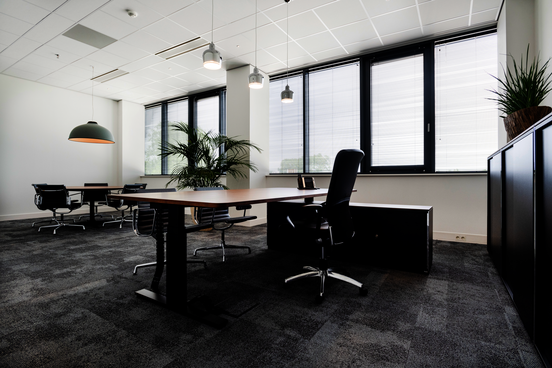 WINEA PRO Beraterarbeitsplatz mit Besprechungstisch und WINEA MATRIX Sideboard