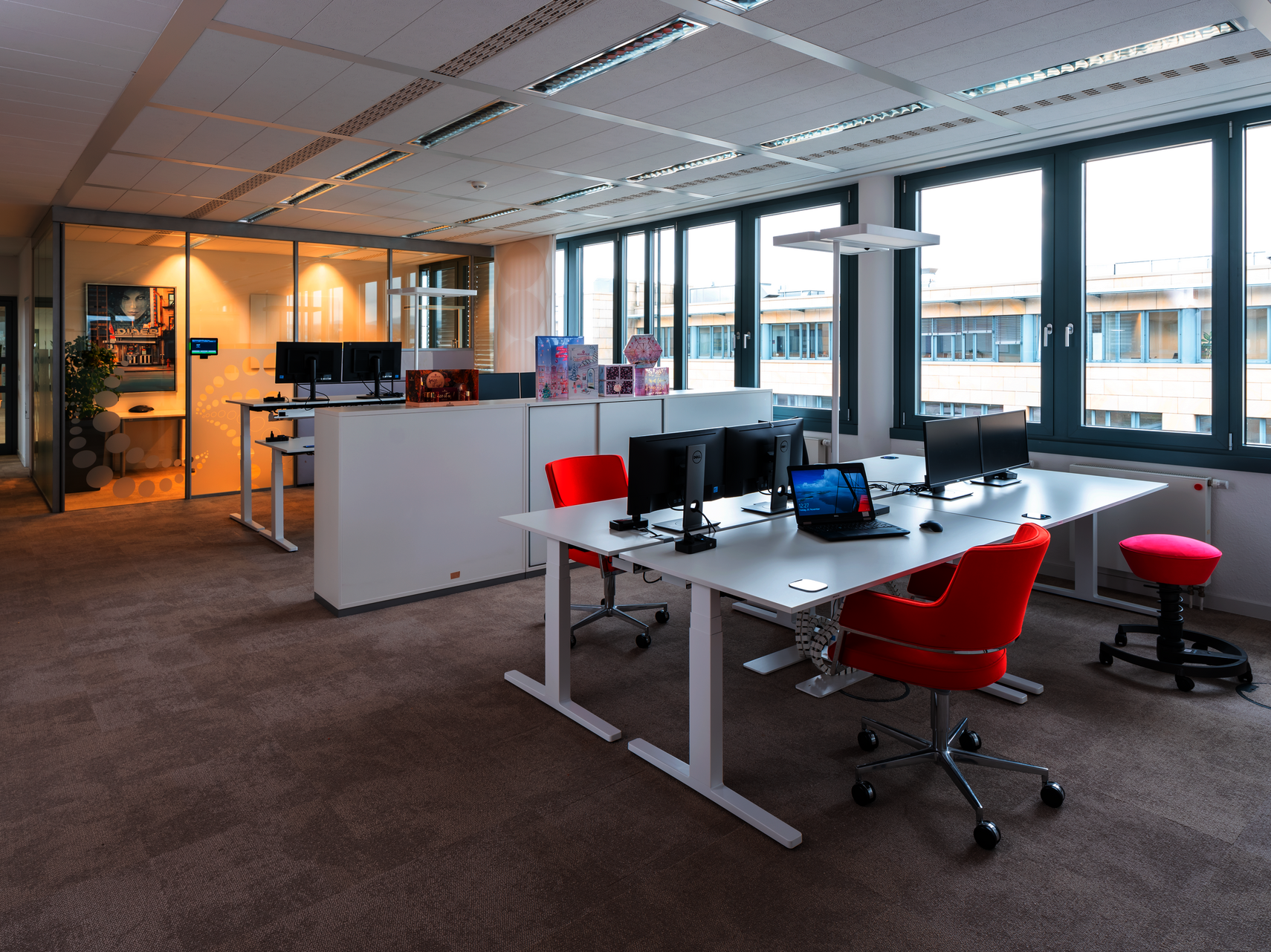 WINEA PRO Steh-Sitz-Tisch mit T-Fuß