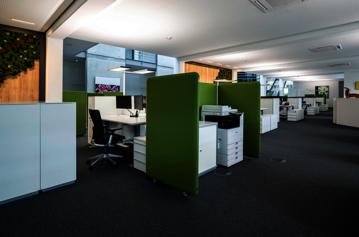 WINEA PRO Tisch mit WINEA SONIC Akustikpaneel und Container