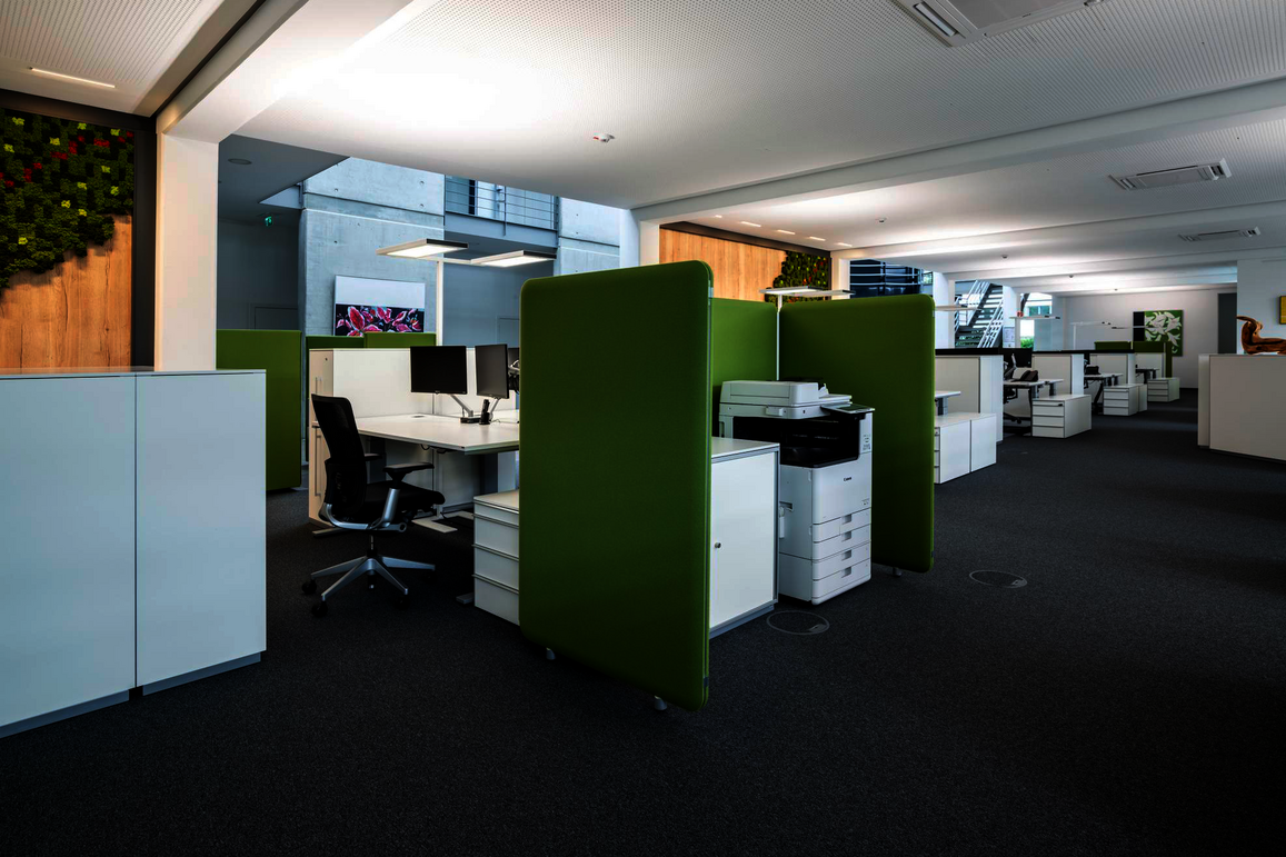 WINEA PRO Tisch mit WINEA SONIC Akustikpaneel und Container