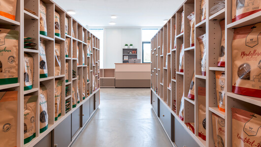 WINEA MAXX Regale mit unterschiedlichen Regaltiefen kundenindividuell für einen Verkaufsraum angepasst