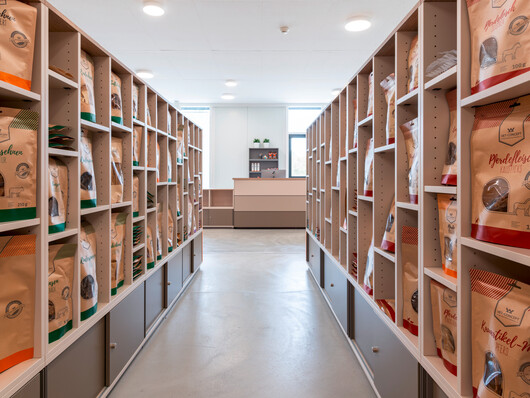 WINEA MAXX Regale mit unterschiedlichen Regaltiefen kundenindividuell für einen Verkaufsraum angepasst