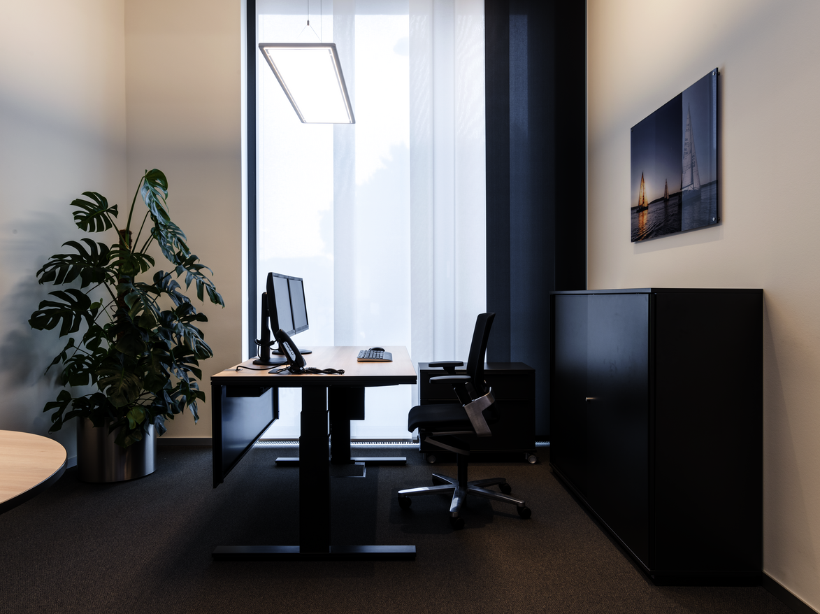 WINEA PRO Steh-Sitz-Tisch mit WINEA MAXX Schiebetürenschrank