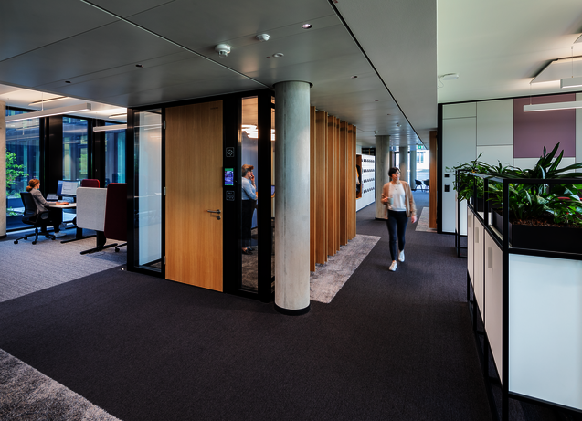 Arbeitsumgebung Sparkasse Bremen mit WINEA ELEMENTS mit Pflanzaufsatz