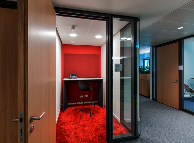 Telefonkabine mit WINEA PLUS Stehtisch bei einer Wirtschaftsprüfungsgesellschaft