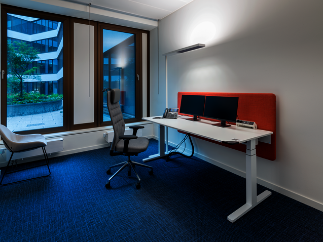 WINEA FLOW Tisch mit WINEA SINUS Akustikpaneel