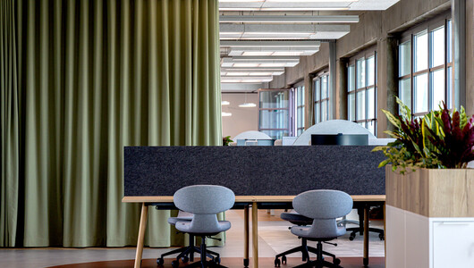 WINEA TEAMS Tisch mit WINEA FLEX UP Akustikelement und WINEA ELEMENTS mit Pflanzaufsatz