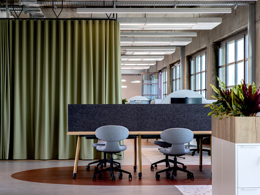 WINEA TEAMS Tisch mit WINEA FLEX UP Akustikelement und WINEA ELEMENTS mit Pflanzaufsatz