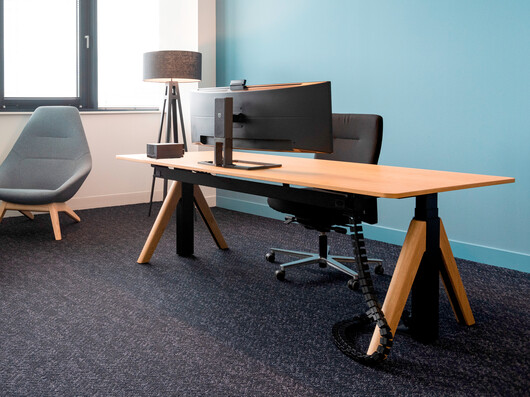 WINEA FLOW Einzelarbeitsplatz mit A-Fuß