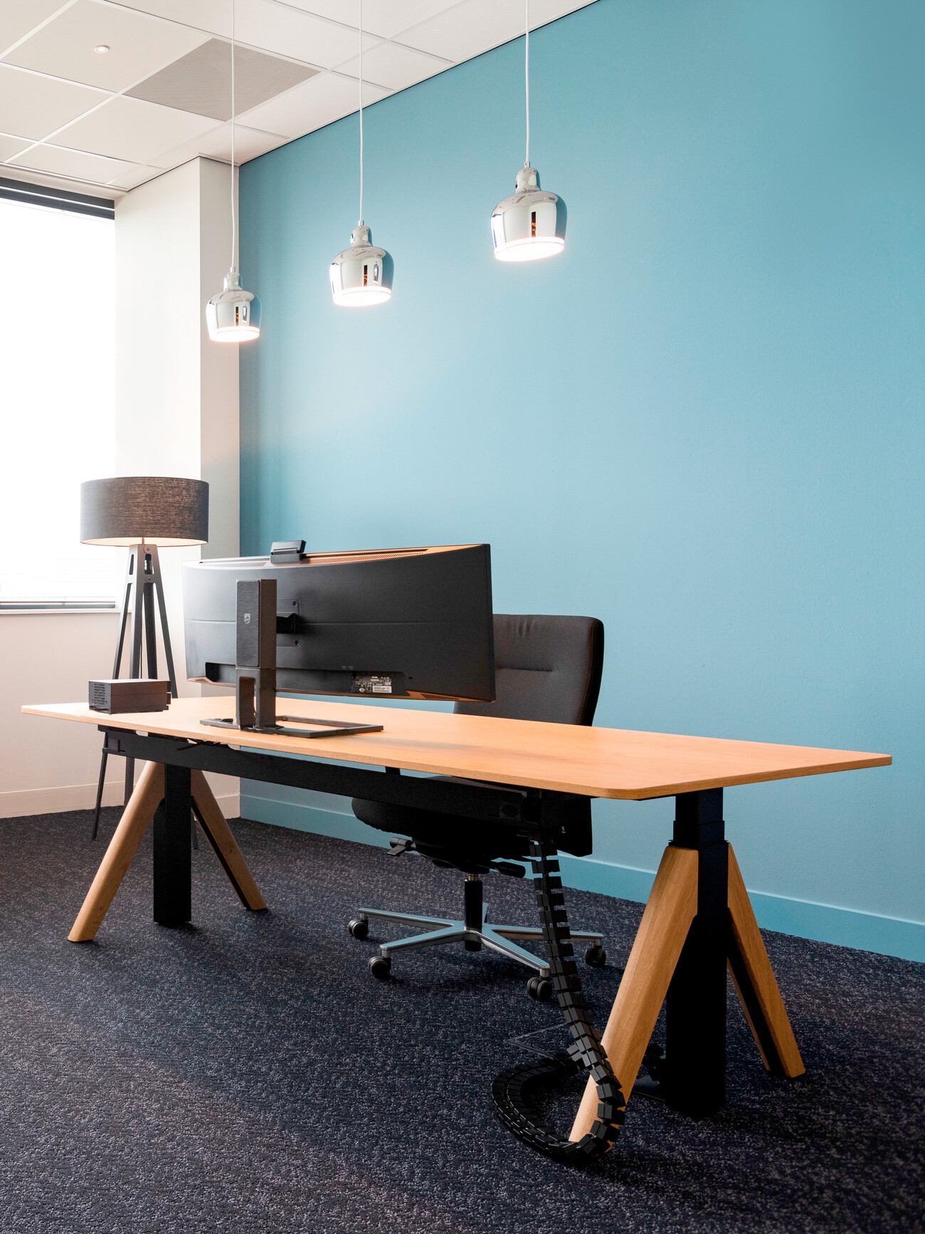 WINEA FLOW Einzelarbeitsplatz mit A-Fuß