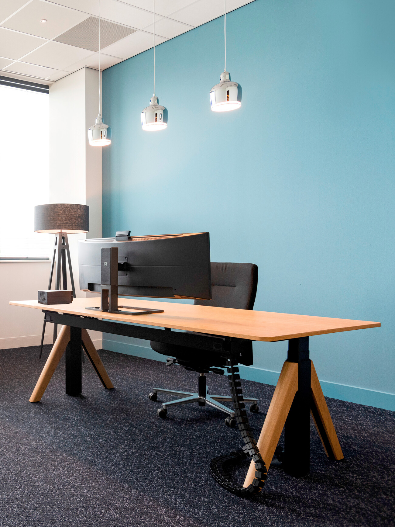 WINEA FLOW Einzelarbeitsplatz mit A-Fuß