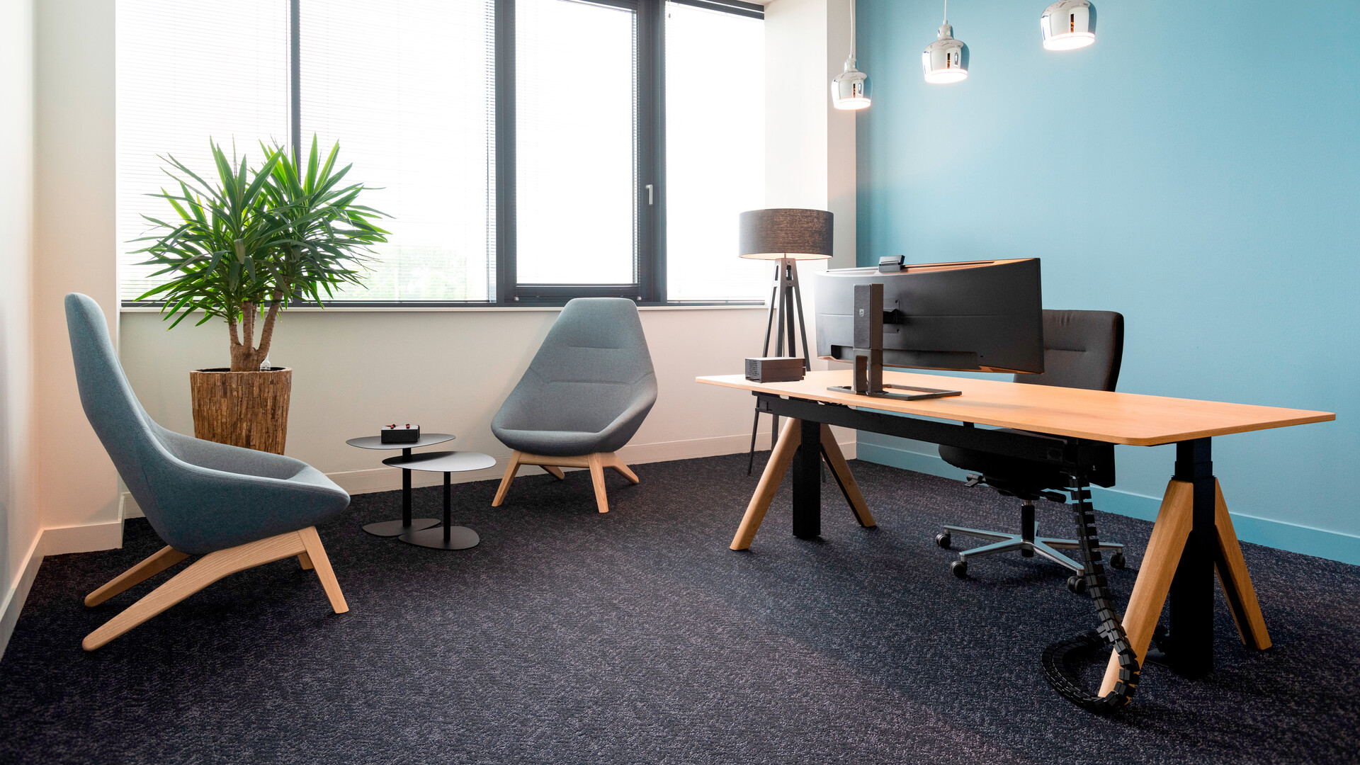 WINEA FLOW Einzelarbeitsplatz mit A-Fuß