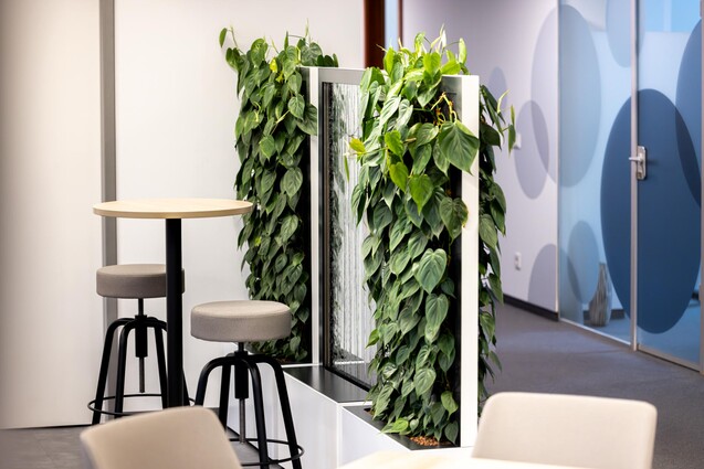 Standing-height meeting table with WINEA ELEMENTS and plant attachment