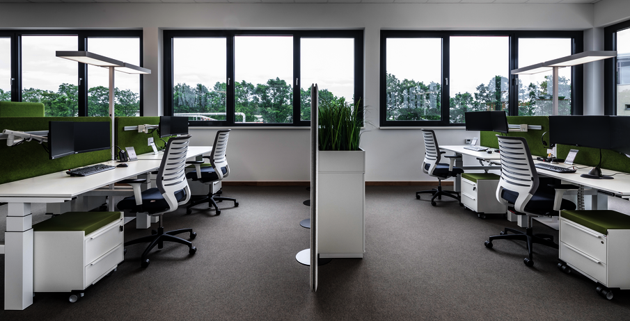 WINI WINEA ECO Doppelarbeitsplatz mit H-Fuß und WINEA SINUS Akustikpaneel und CONTAINER als Stauraum WINI REFERENZ Apetito, Rheine – Mittelzone