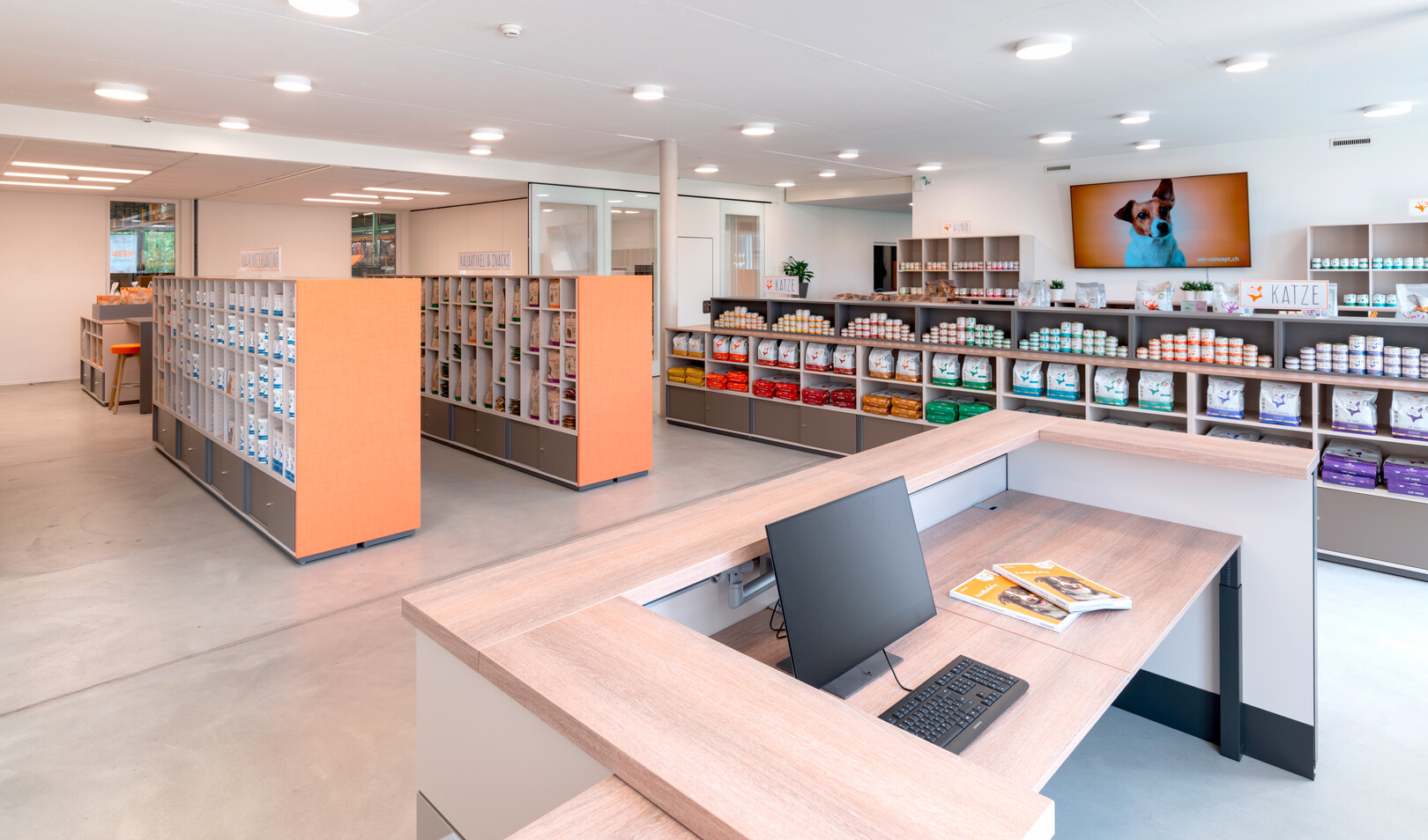 WINEA MAXX Regale mit unterschiedlichen Regaltiefen kundenindividuell für einen Verkaufsraum angepasst. Im Vordergrund ein WINEA ID Tresen.