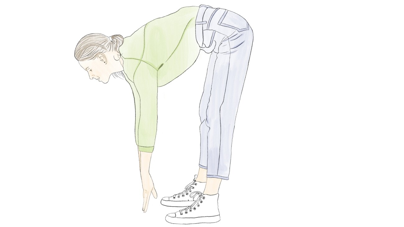 Eine Frau macht eine Stretching-Übung am Arbeitsplatz.