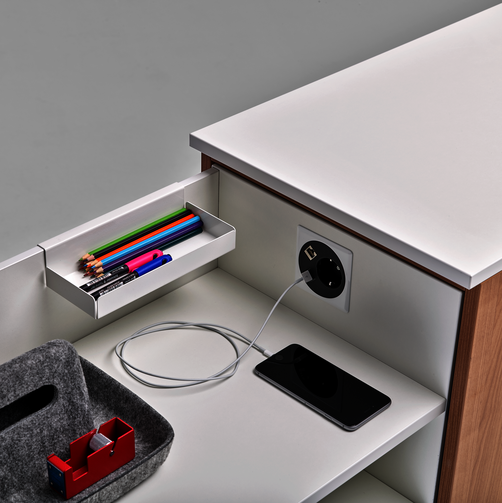 Detail: Blick in den Auszug eines WINEA MAXX Apothekerschrankes mit Elektrifizierung