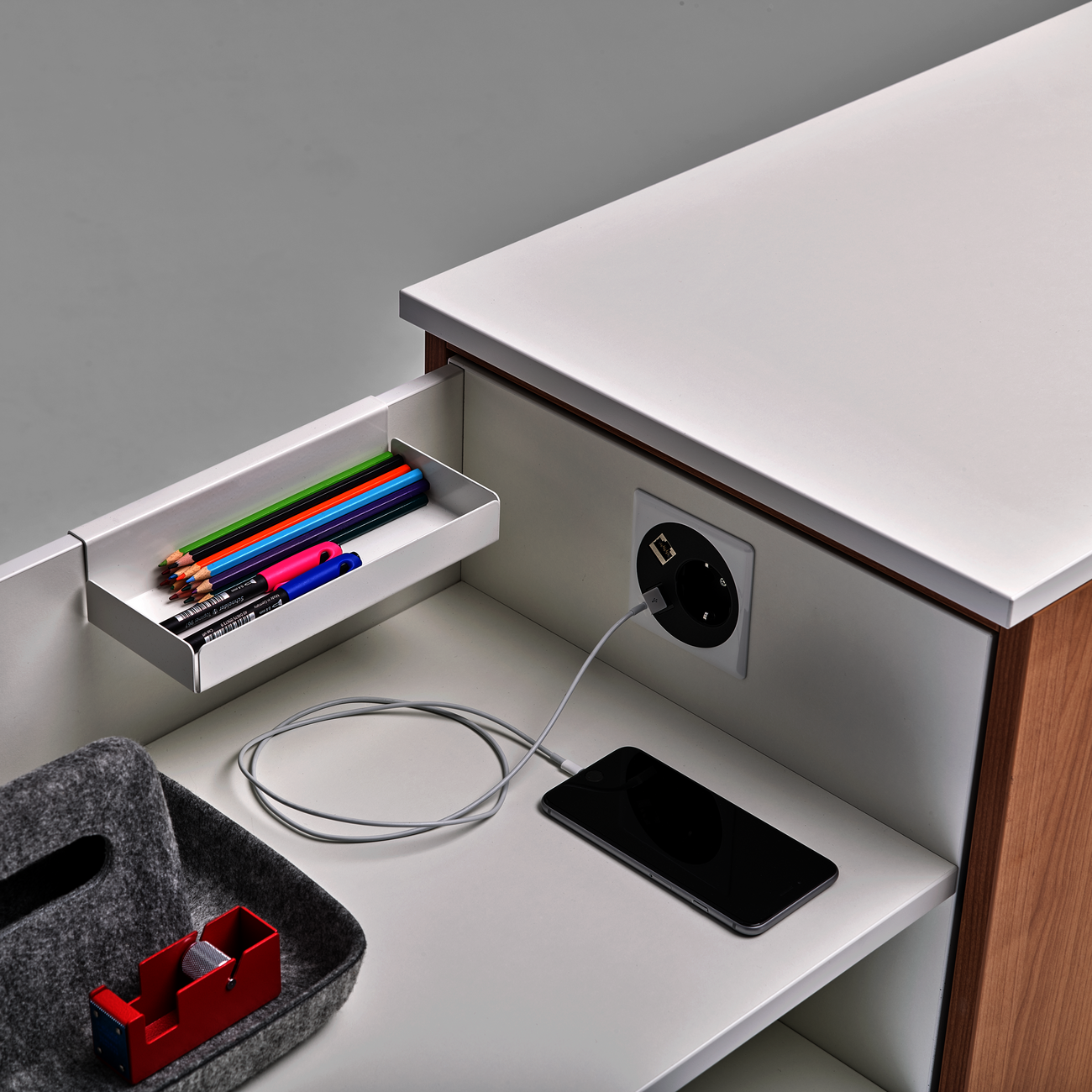 Detail: Blick in den Auszug eines WINEA MAXX Apothekerschrankes mit Elektrifizierung