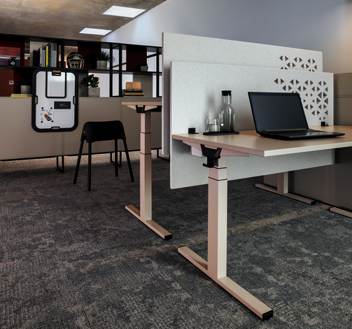 WINEA STARTUP 2.0 Doppelarbeitsplatz mit WINEA MAXX, WINEA FLEX UP Hintertischwand und WINEA MAXX Rohrregal – Ton-in-Ton in Beigegrau.