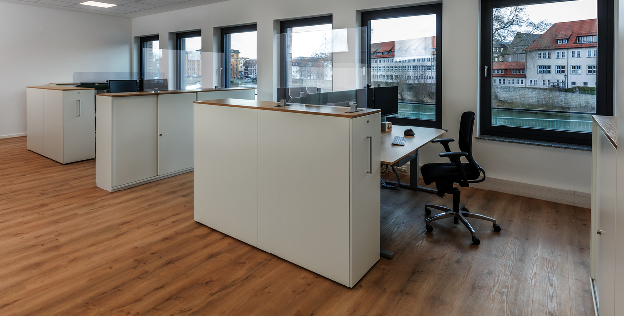 Referenz hameln pharma, Arbeitsplätze mit Apothekerschränken und Hygienewänden aus Acryl