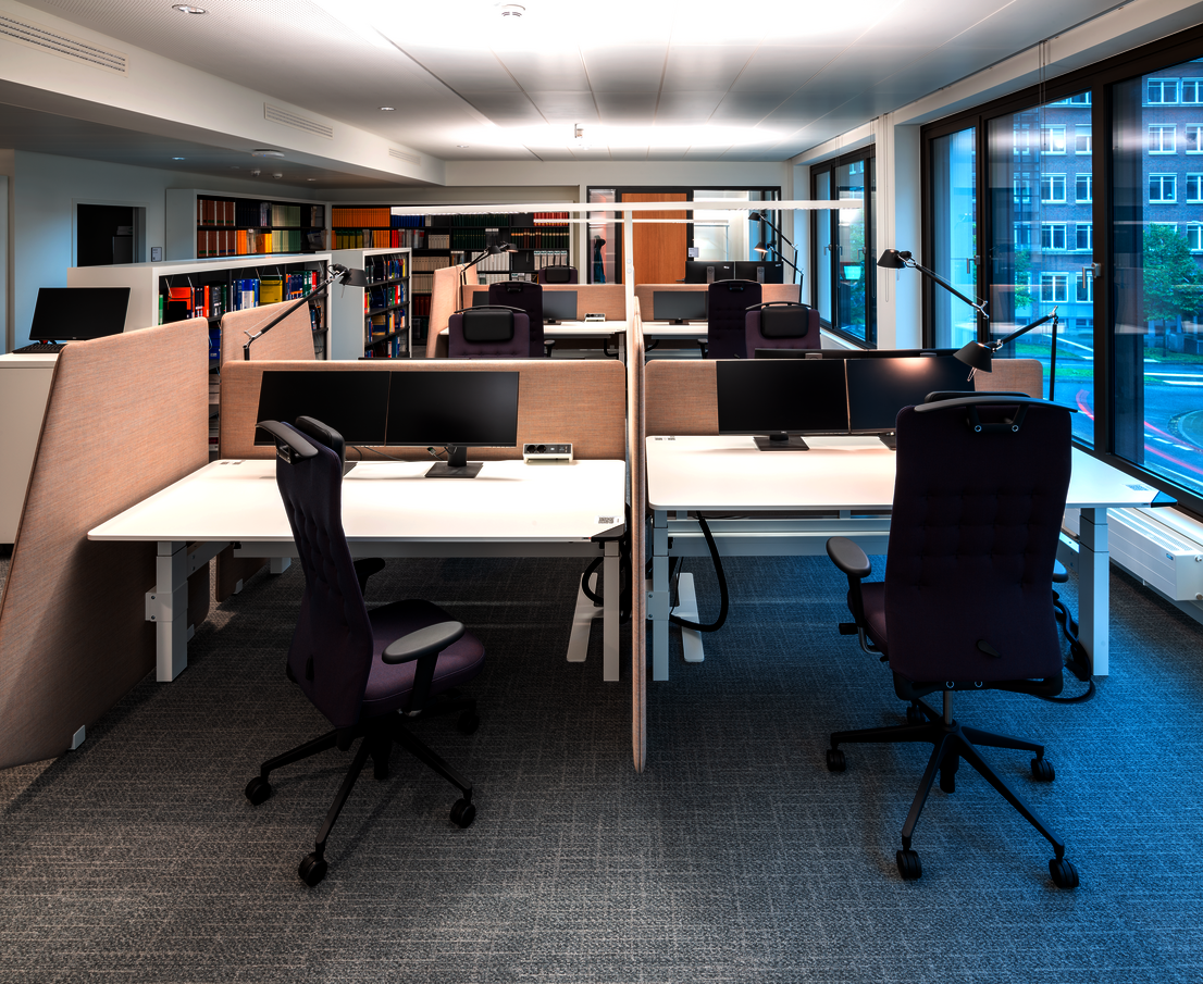 WINEA FLOW DUO-Arbeitsplatz mit WINEA SINUS Akustikpaneel