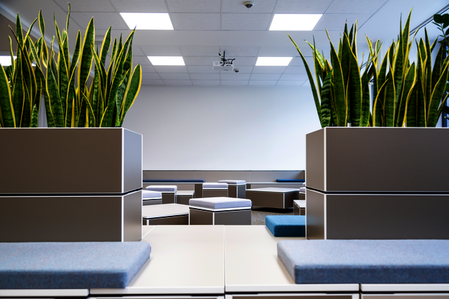 WINEA ELEMENTS mit Sitzbank und Pflanzaufsatz, im Hintergrund mehrere Rollcontainer mit Stauraum im inneren