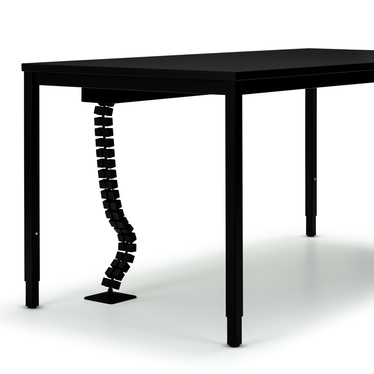 Detail: WINEA FOUR 4-Fuß Arbeitstisch mit Kabelschlange und Kabelkanal