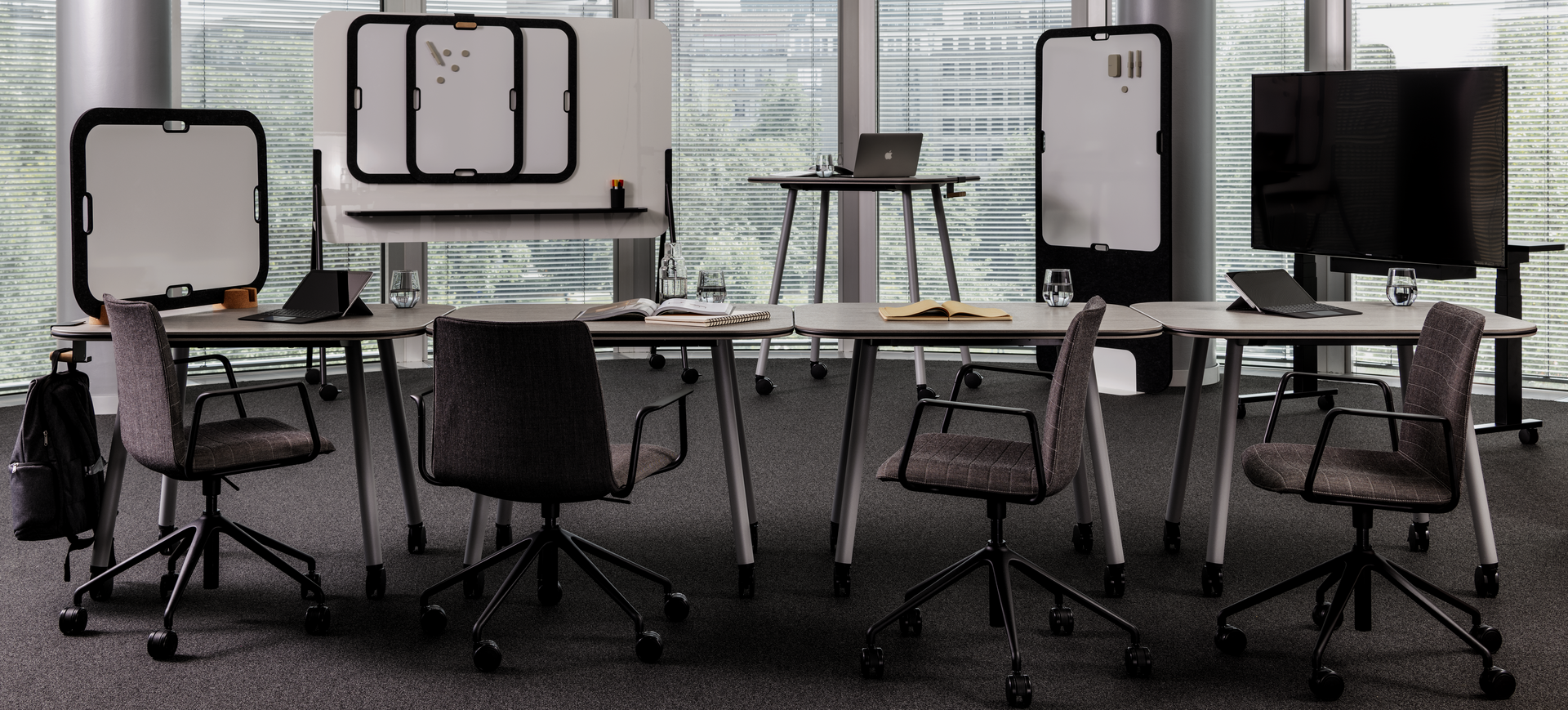 Mit den mobilen WINEA TEAMS Workshoptischen mit Schutzkante können schnell unterschiedliche Sitzordnungen arrangiert werden.