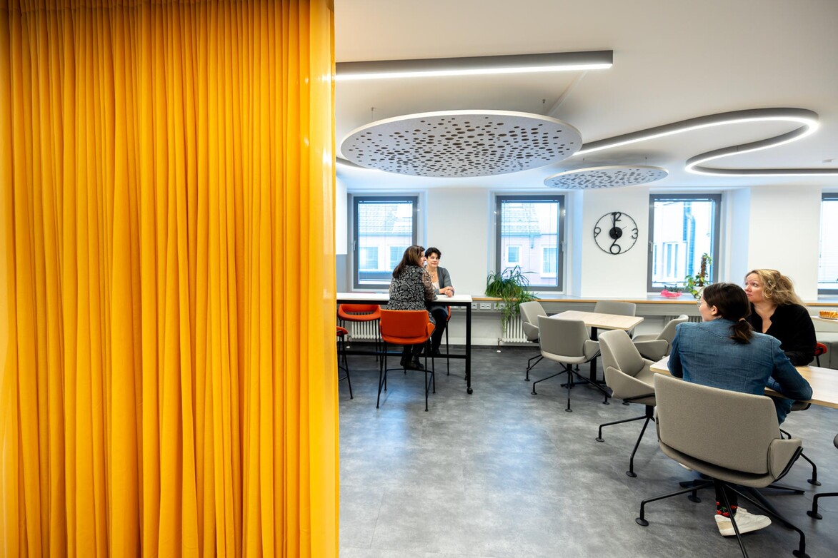 Meeting table with X-base at seat height in the break area