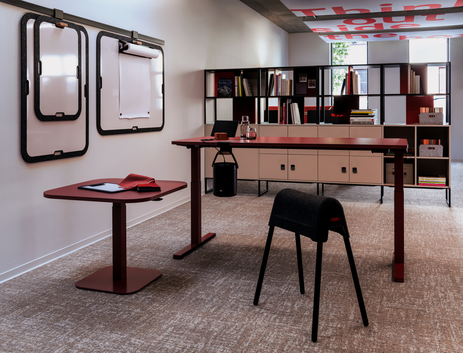 WINEA STARTUP 2.0 Gasfedertisch mit Gasfeder-Beistelltisch in Rostrot, Whiteboards und WINEA MAXX Rohrregal.