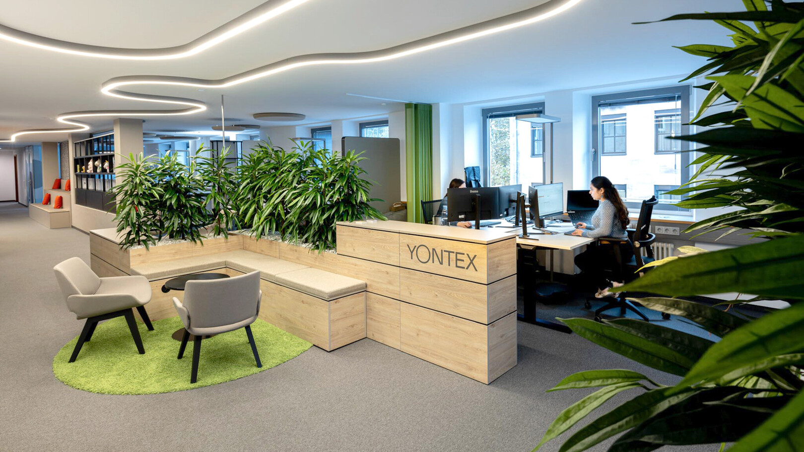 WINEA ELEMENTS mit Sitzbank und Pflanzaufsatz sowie Beistelltisch mit Stühlen Im Hintergrund WINEA STARTUP 2.0