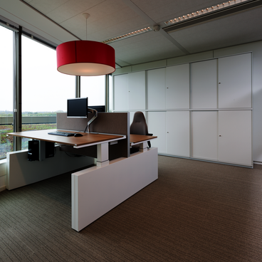 Doppelarbeitsplatz mit WINEA MAXX Schrank