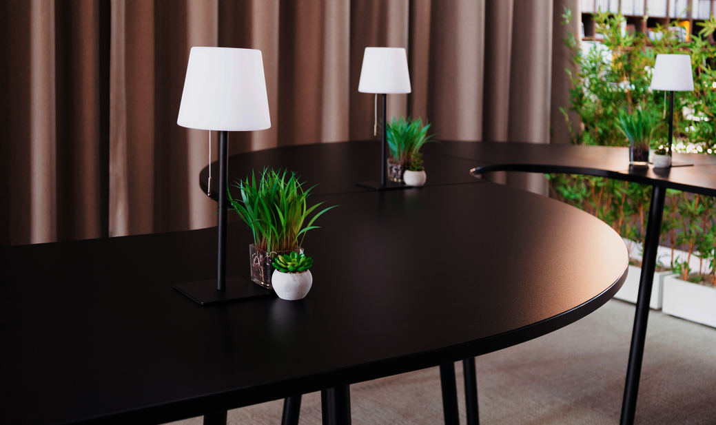 WINEA TEAMS Customizing-Lösung mit linearverketteter, s-förmiger Freiformplatte.