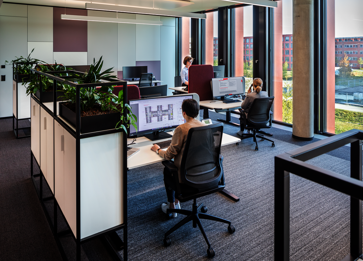 Büroumgebung, Sparkasse Bremen WINEA ELEMENTS mit Pflanzaufsatz und WINEA FLOW Tisch
