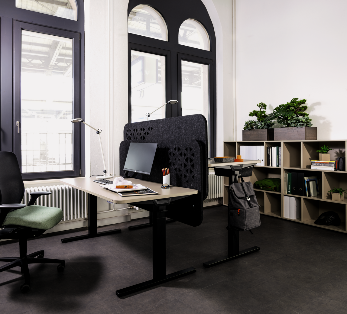 WINEA FLEX UP hinter Tisch-Anbindung mit Motivschnitt an zwei WINEA STARTUP 2.0 Arbeitsplätzen