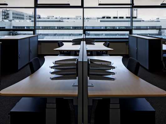 WINEA PRO Steh-Sitz-Tisch mit WINEA SINUS Akustikpaneel und Funktionsschiene WINI Referenz AUDI AG