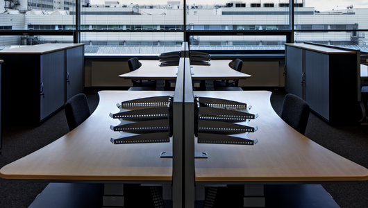 WINEA PRO Steh-Sitz-Tisch mit WINEA SINUS Akustikpaneel und Funktionsschiene WINI Referenz AUDI AG