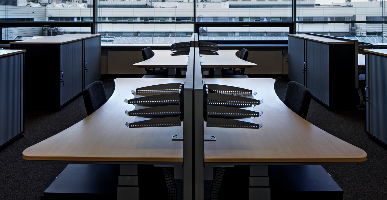 WINEA PRO Steh-Sitz-Tisch mit WINEA SINUS Akustikpaneel und Funktionsschiene WINI Referenz AUDI AG