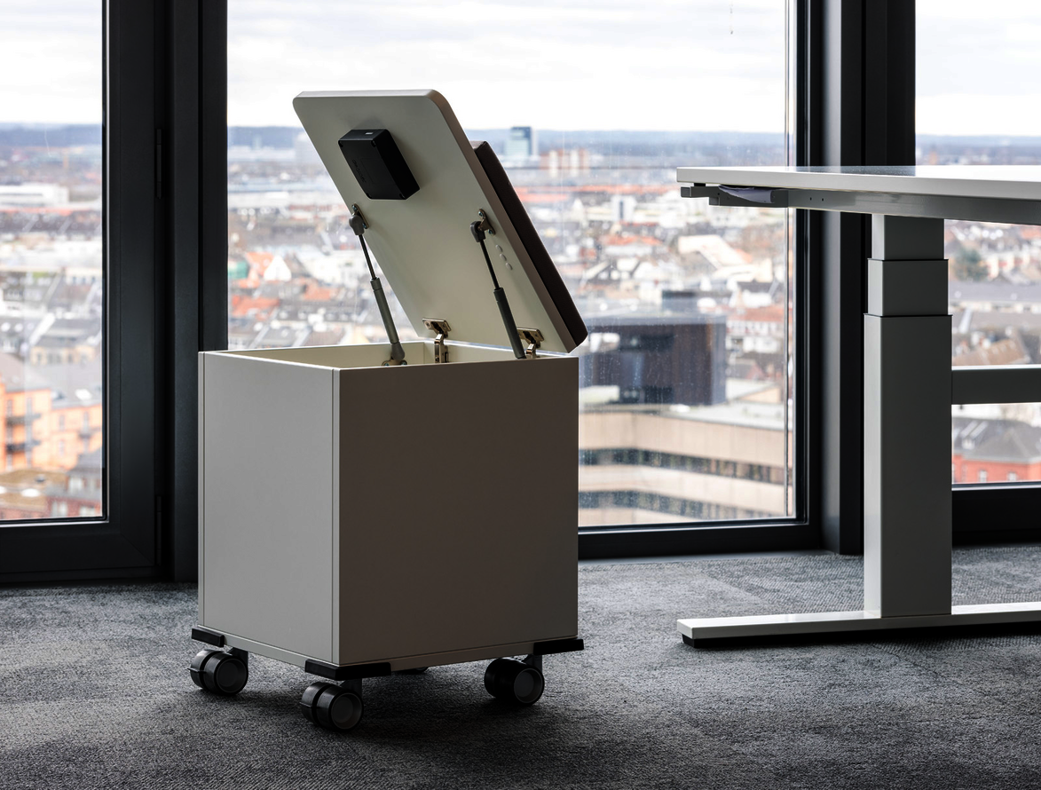 CONTAINER auf Rollen mit Stauraum im inneren mit geöffneter Klappe