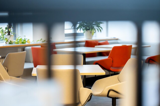 Besprechungstische mit Stühlen