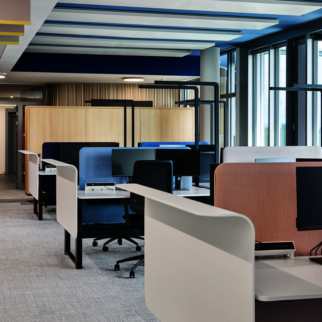 WINEA FLOW DUO-Arbeitsplatz mit H-Gestell und WINEA SINUS Akustikpaneele und Sichtschutz