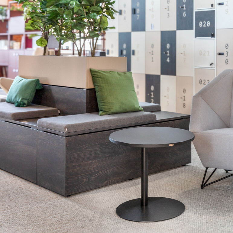 Kompakte Besprechungstische bieten Platz für spontane Meetings, gemeinsames Arbeiten und kurze Pausen – im Stehen oder im Sitzen. WINI Forum Sandsteinhalle, Ausstellung zur Hausmesse 2025