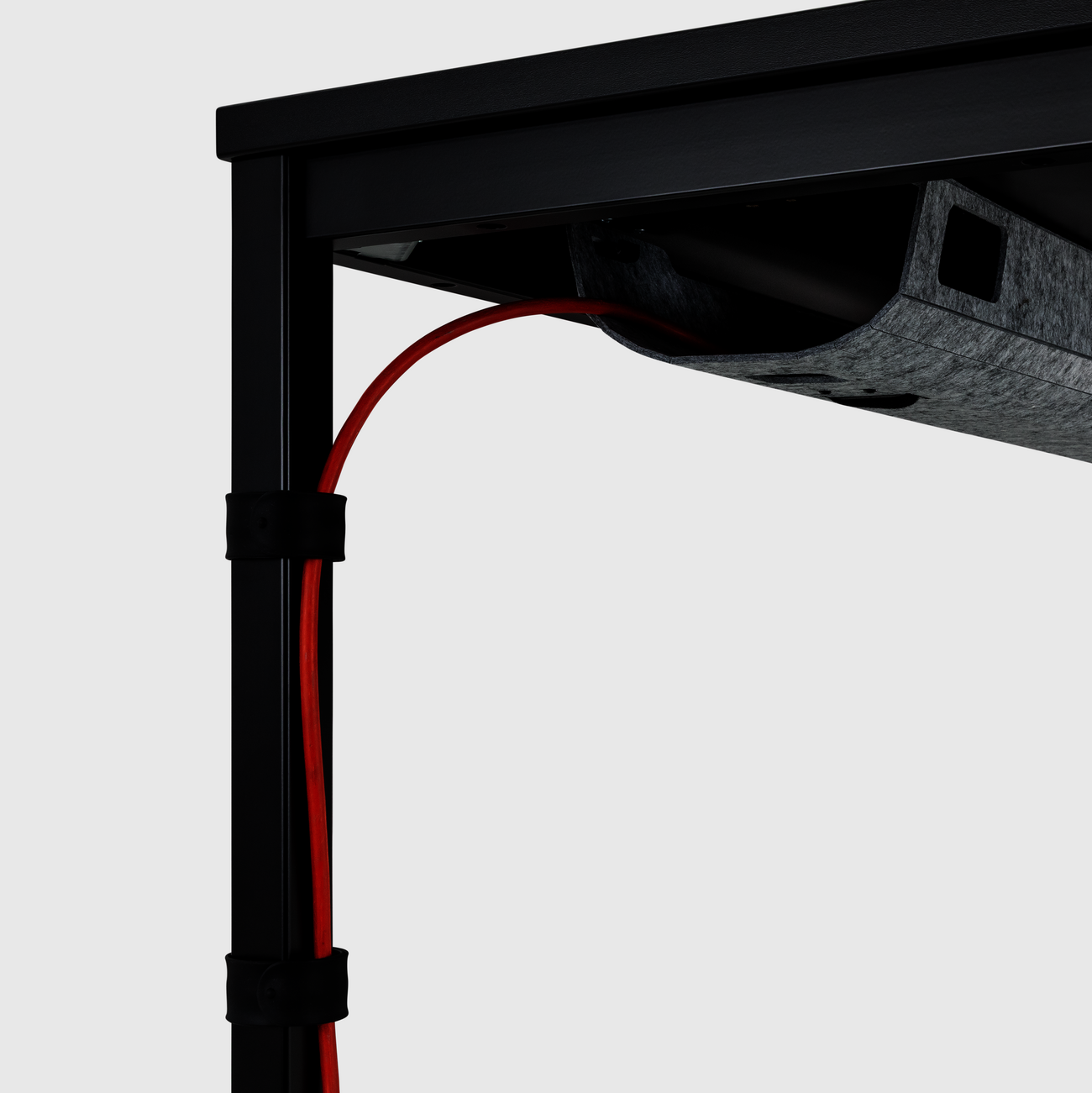 Detail: WINEA FOUR 4-Fuß Arbeitstisch mit Kabelkanal aus Polyester und vertikaler Kabelführung